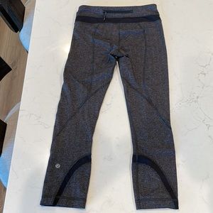 Lululemon size 4 cropped houndstooth leggings